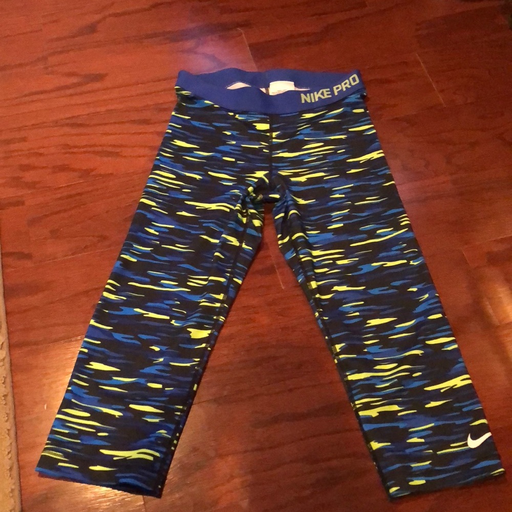 NWOT Nike Pro Crops